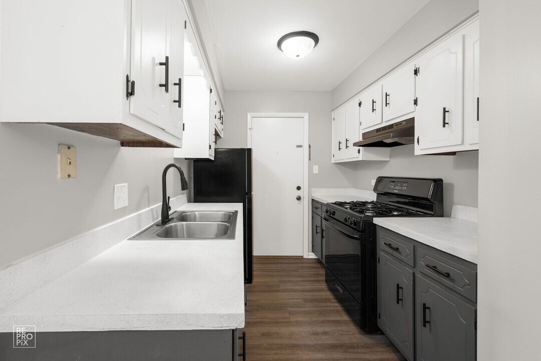 Woodland Court Apartments in Alsip, IL - Building Photo