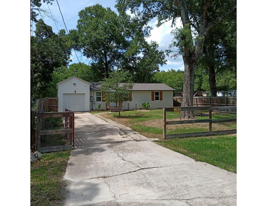 171 Bayberry Dr in Livingston, TX - Building Photo