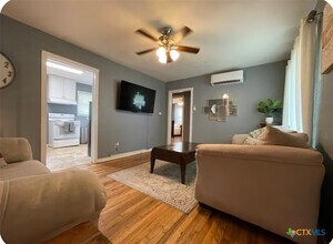 284 Perryman St in New Braunfels, TX - Building Photo - Building Photo