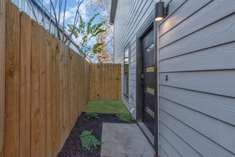 2213 Lee St in Houston, TX - Building Photo - Building Photo