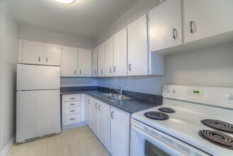 Reedaire Court Apartments in Whitby, ON - Building Photo - Building Photo