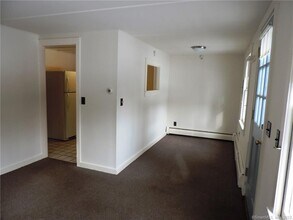 15a Reynolds Rd in Danbury, CT - Building Photo - Building Photo