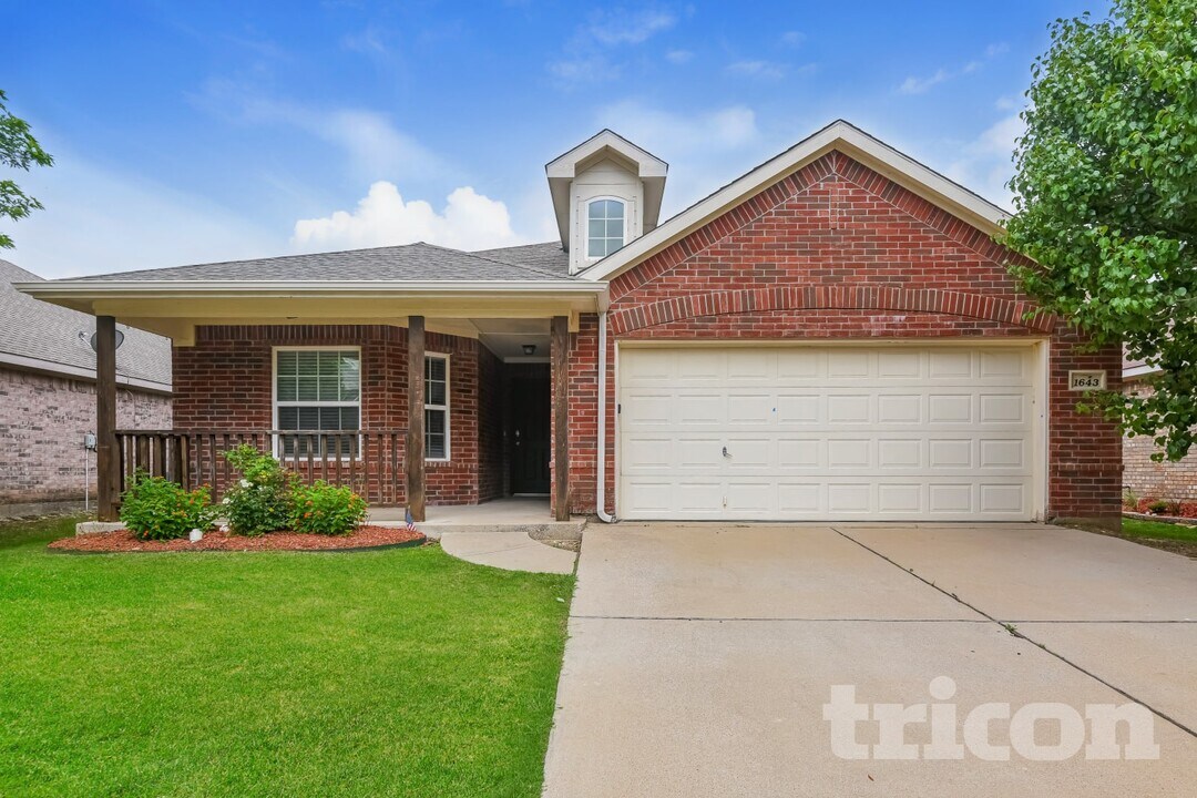 1643 Hillside Dr in Waxahachie, TX - Building Photo