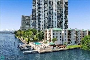 2201 Brickell Ave in Miami, FL - Building Photo