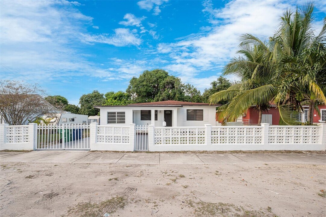 2823 NW 97th St in Miami, FL - Building Photo