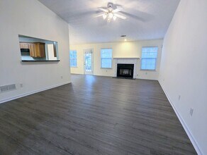 3770 Crescent Walk Ln NE in Suwanee, GA - Foto de edificio - Building Photo