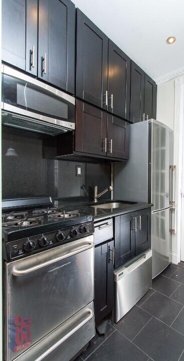 325 E 5th St in New York, NY - Building Photo