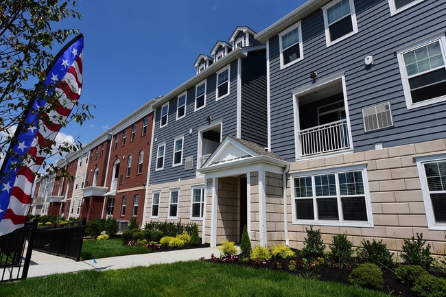 Bayonne Bay in Bayonne, NJ - Foto de edificio - Building Photo