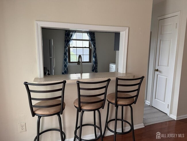 1709 Woodbridge Commons Way in Woodbridge Township, NJ - Building Photo - Building Photo