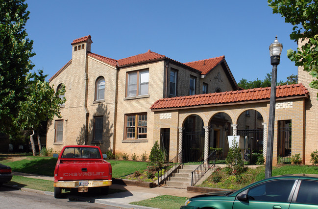 Spanish Courts in Oklahoma City, OK - Foto de edificio - Building Photo