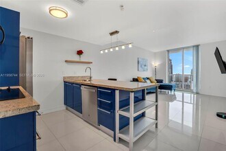 185 SW 7th St in Miami, FL - Building Photo - Building Photo