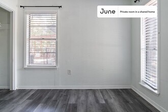 Private bedroom in 4 bed/1 bath Home in Austin, TX - Building Photo - Building Photo