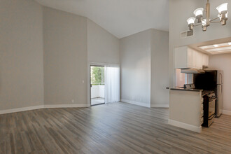 Haskell/Lake Balboa Midrise in Van Nuys, CA - Building Photo - Interior Photo