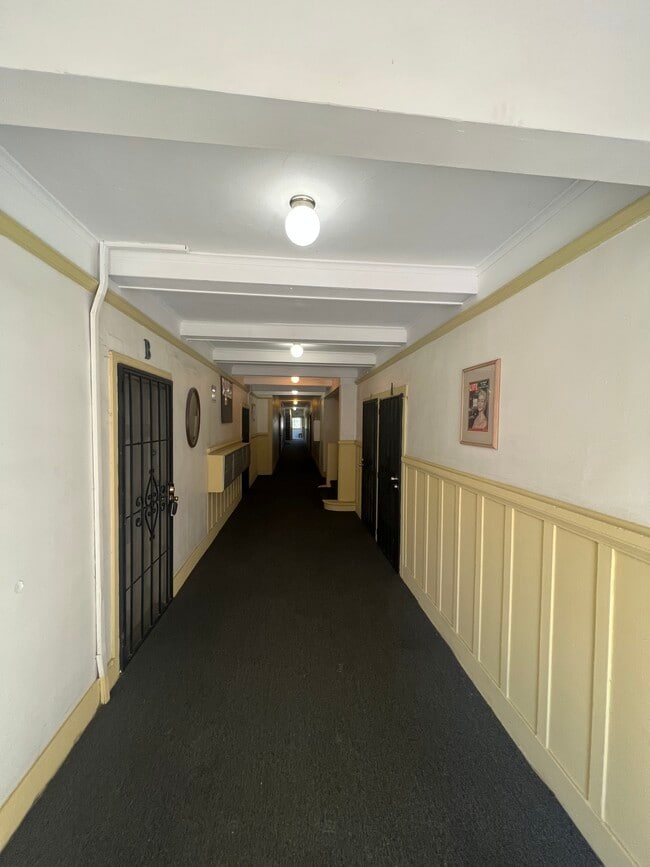 201 Toluca N St, Unit 2 in Los Angeles, CA - Building Photo - Building Photo