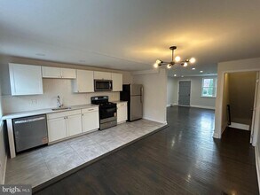 7345 Woodcrest Ave in Philadelphia, PA - Building Photo - Building Photo