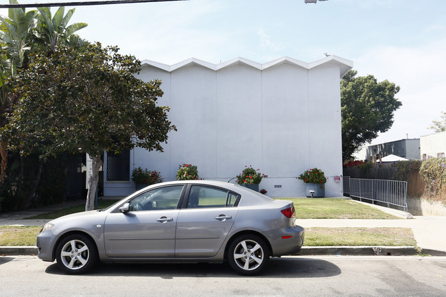 3719 Clarington Ave in Los Angeles, CA - Foto de edificio - Building Photo