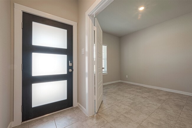 8523 Lake Groove Ln in Mont Belvieu, TX - Building Photo - Building Photo