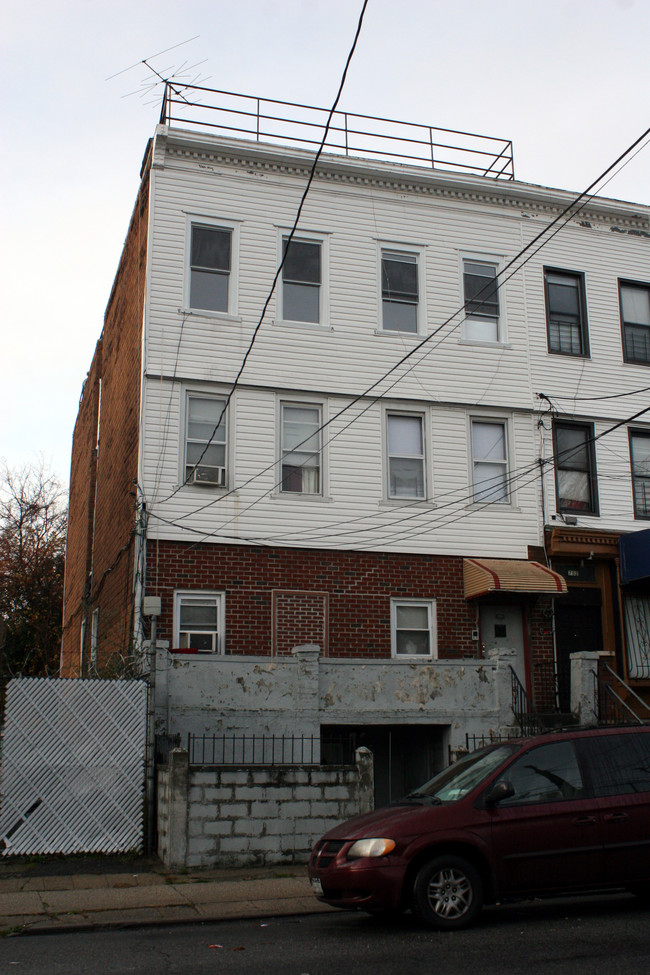 754 E 215th St in Bronx, NY - Building Photo - Building Photo