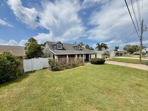 8718 Thornwood Ln in Tampa, FL - Building Photo - Building Photo