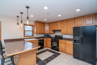 1006 Fox Trails Dr S in Cary, IL - Building Photo - Building Photo