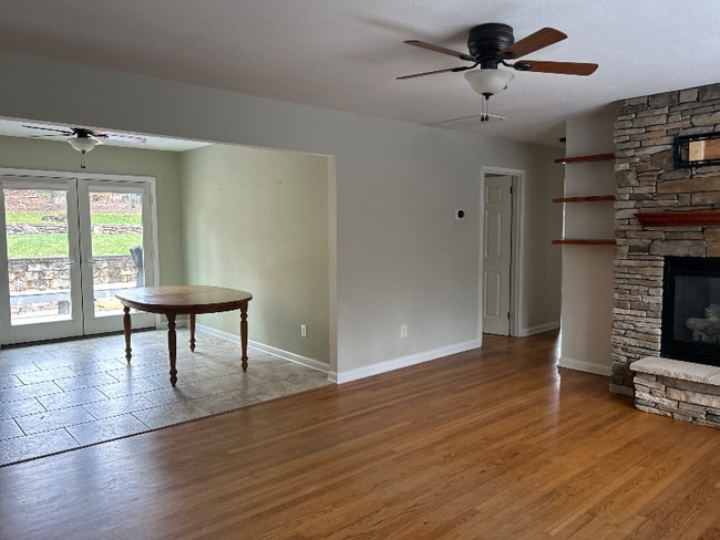 2494 Riceville Rd in Asheville, NC - Foto de edificio - Building Photo