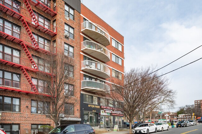 8712 175th St in Jamaica, NY - Foto de edificio - Building Photo