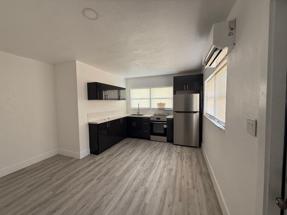 17W 16th Street City of Riviera BCH-Unit -157 W 16th St Unit 2 in Riviera Beach, FL - Building Photo