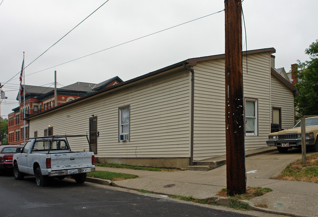 1738 Holman St in Covington, KY - Foto de edificio - Building Photo