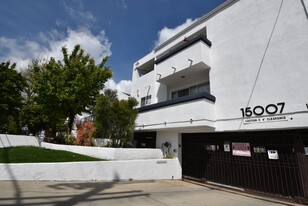 15007 Burbank Blvd in Los Angeles, CA - Building Photo