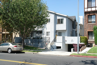 323 W Wilson Ave in Glendale, CA - Building Photo - Building Photo