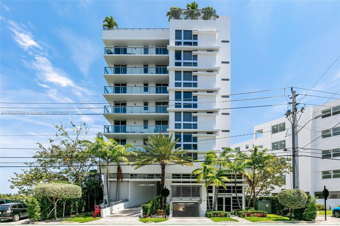 9901 E Bay Harbor Dr, Unit #503 in Bay Harbor Islands, FL - Foto de edificio