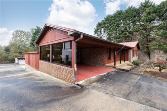 216 Thomas Cir in Roswell, GA - Building Photo - Building Photo