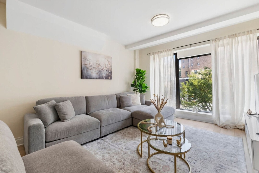 387 6th Ave in New York, NY - Building Photo