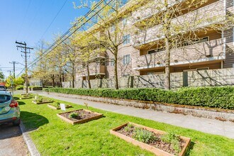 Park Royal Apartments in Seattle, WA - Foto de edificio - Building Photo