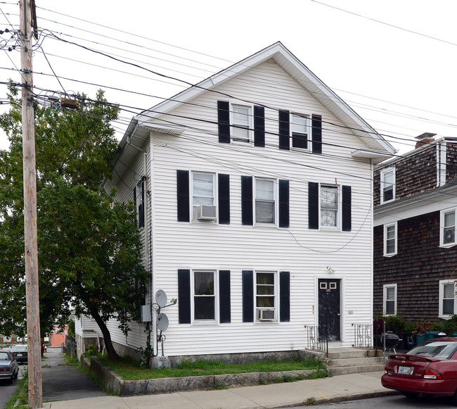 1242 Pleasant St in New Bedford, MA - Foto de edificio - Building Photo