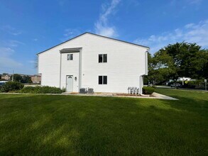 211 E Oneida Ave in Bartlett, IL - Building Photo - Building Photo