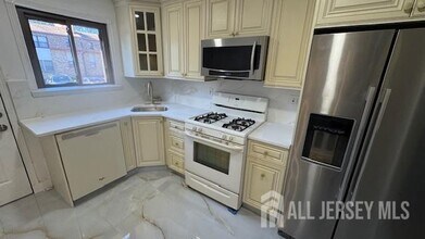 405 N Oaks Blvd in North Brunswick, NJ - Building Photo - Building Photo