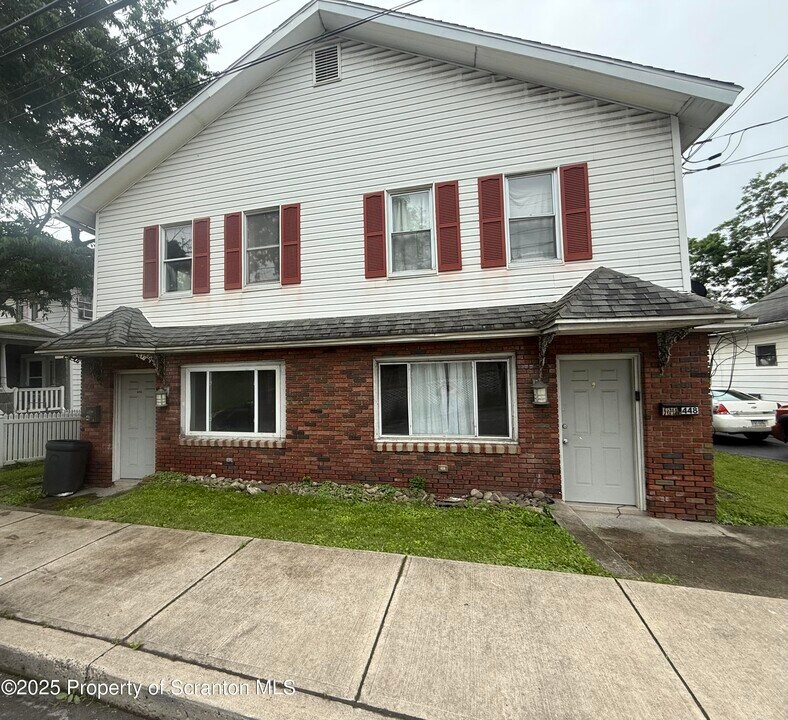 450 N Main St in Taylor, PA - Building Photo