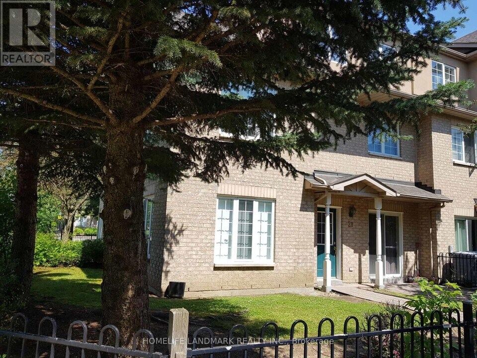 8 Cox Blvd in Markham, ON - Building Photo