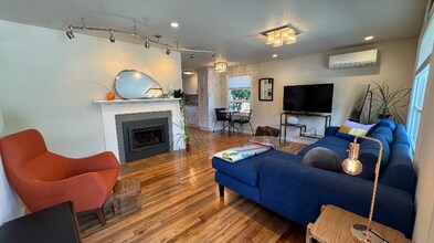 5258 S Cloverdale Pl in Seattle, WA - Building Photo - Building Photo