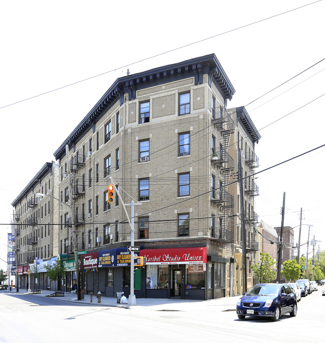 2560-2570 E Tremont Ave in Bronx, NY - Foto de edificio - Building Photo