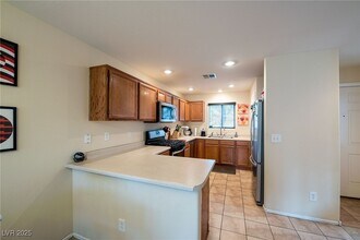 5283 Broadlake Ln in Las Vegas, NV - Foto de edificio - Building Photo