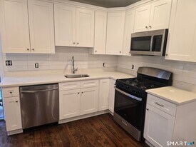 340 Pleasantview Ave in Bridgeport, CT - Building Photo