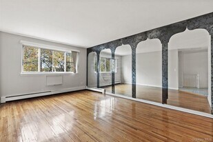 815 Throgs Neck Expy in Bronx, NY - Building Photo