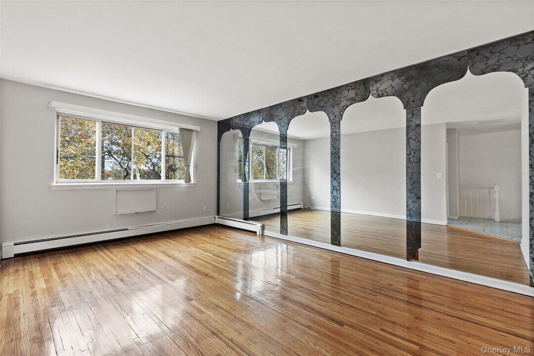 815 Throgs Neck Expy in Bronx, NY - Foto de edificio