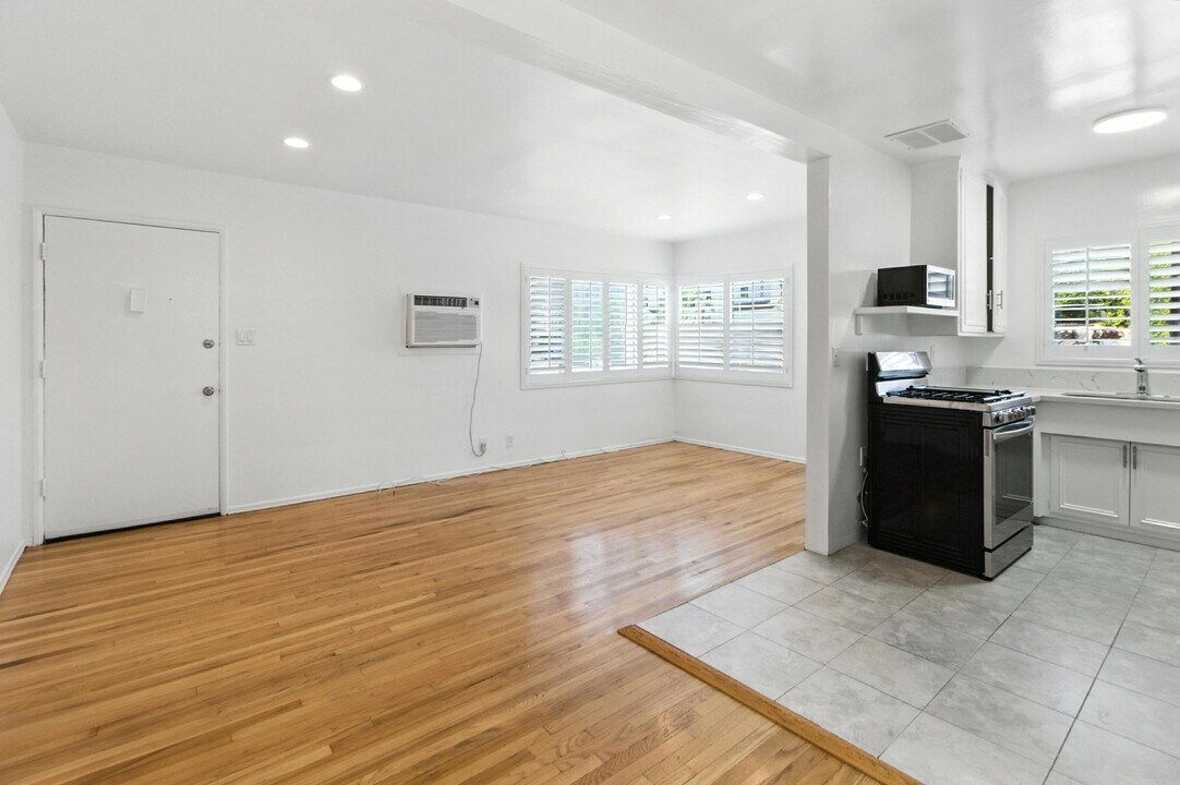 14205 Moorpark St in Sherman Oaks, CA - Building Photo