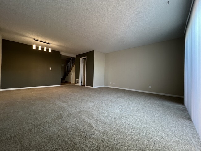 719 N Eucalyptus Ave, Unit 22C in Inglewood, CA - Building Photo - Building Photo