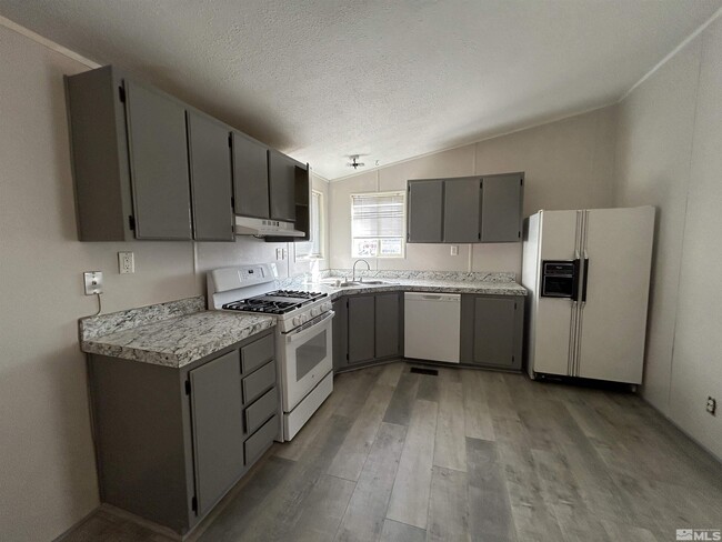 4927 Sun Valley Blvd in Sun Valley, NV - Foto de edificio - Building Photo