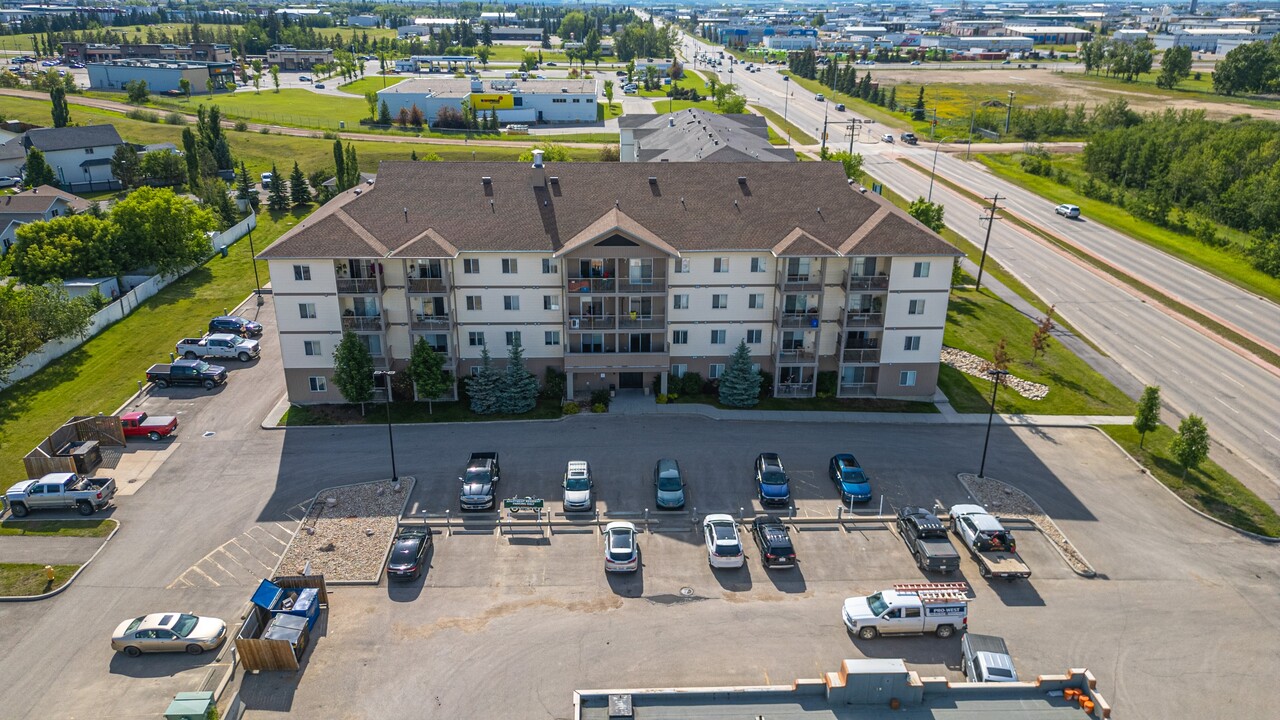 10521-10584 84 Ave in Grande Prairie, AB - Building Photo