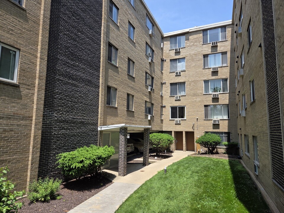 7320 N Rogers Ave in Chicago, IL - Building Photo